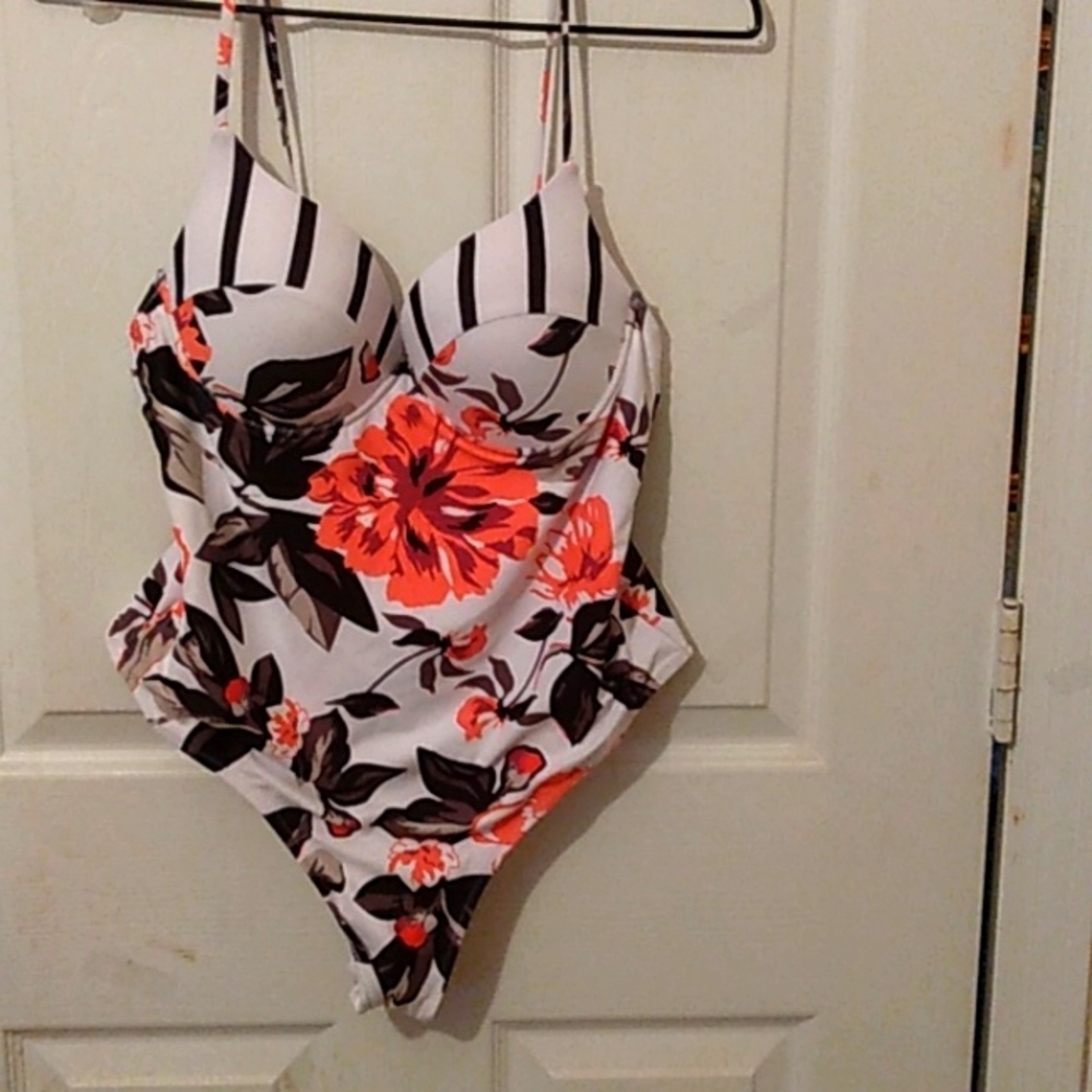 Cupshe womans swim suit sz2